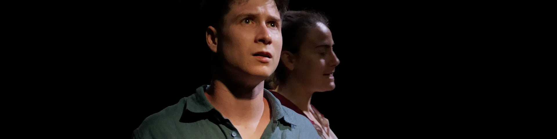 És veu a un noi amb cara de inquietud